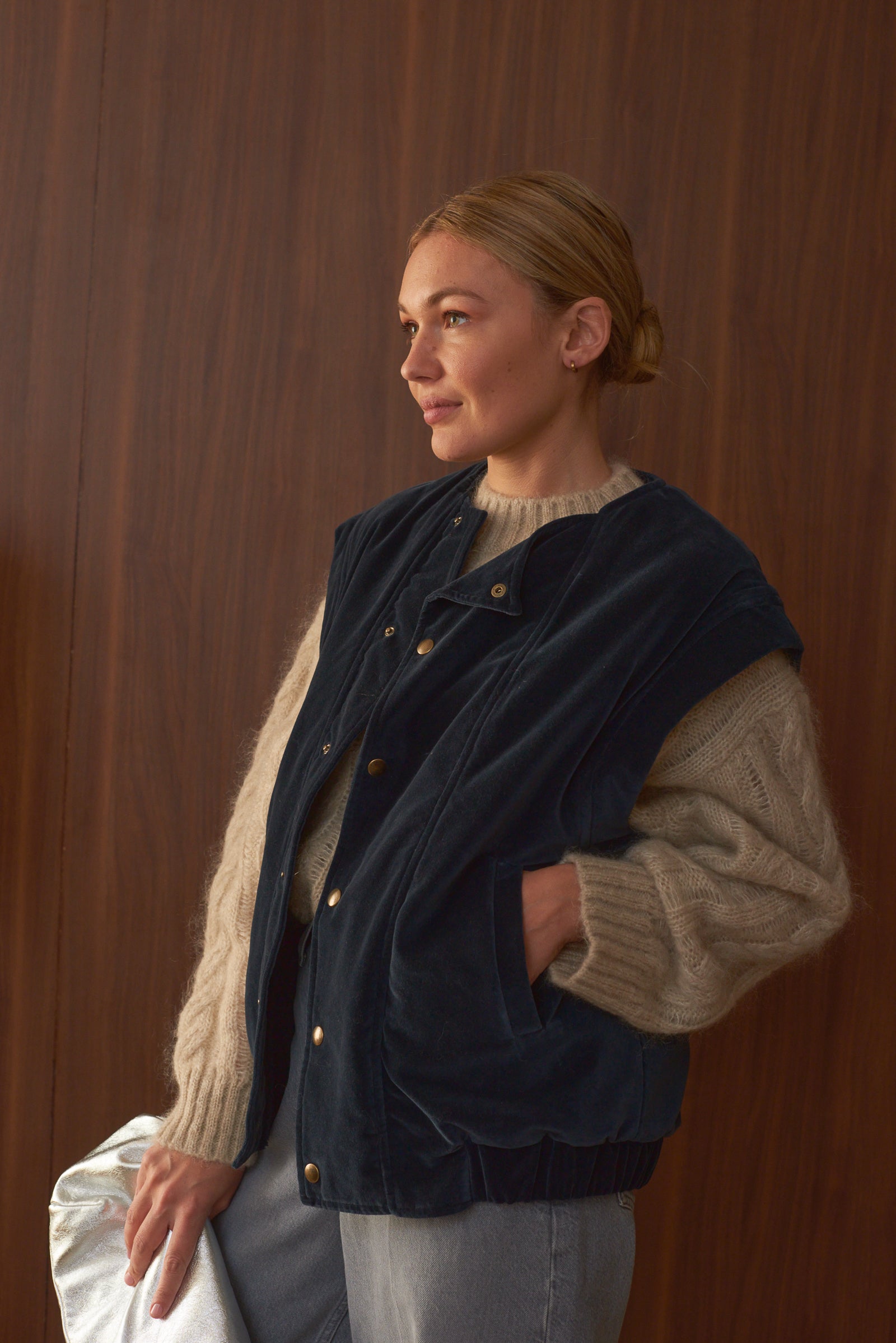 Détail poche passepoilée gilet femme velours indigo Marlot Paris.