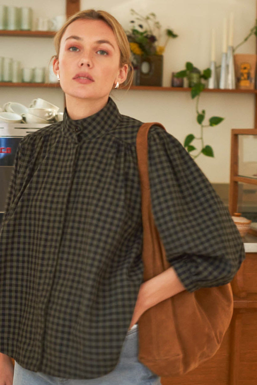 Détail manche ballon blouse carreaux femme Marlot Paris sac cuir marron