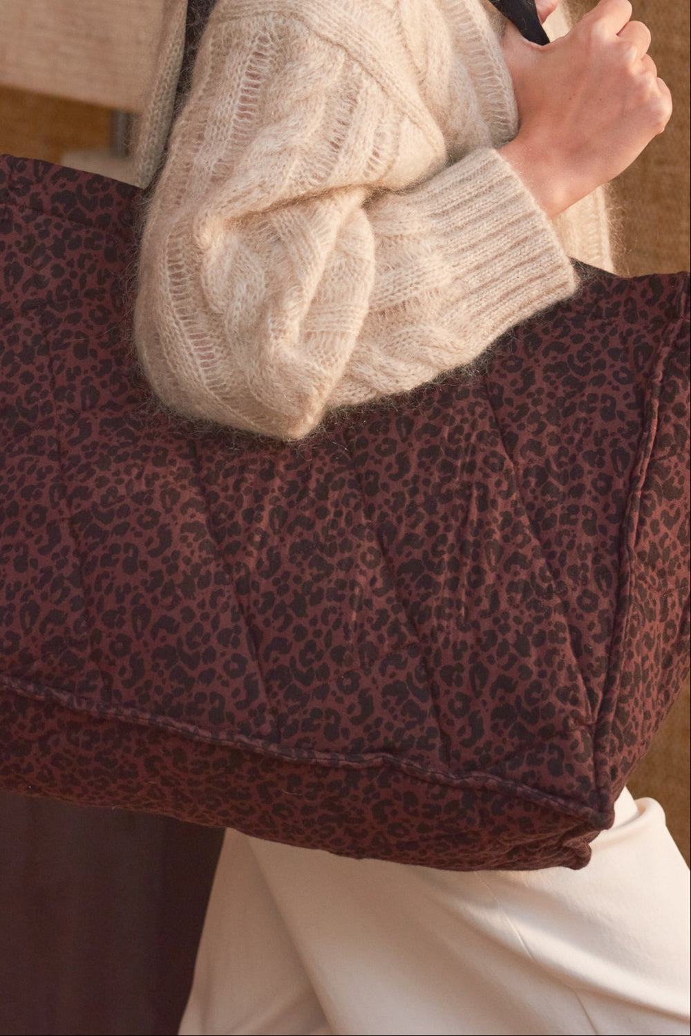 Détail imprimé léopard maxi cabas femme porté pull clair Marlot Paris.