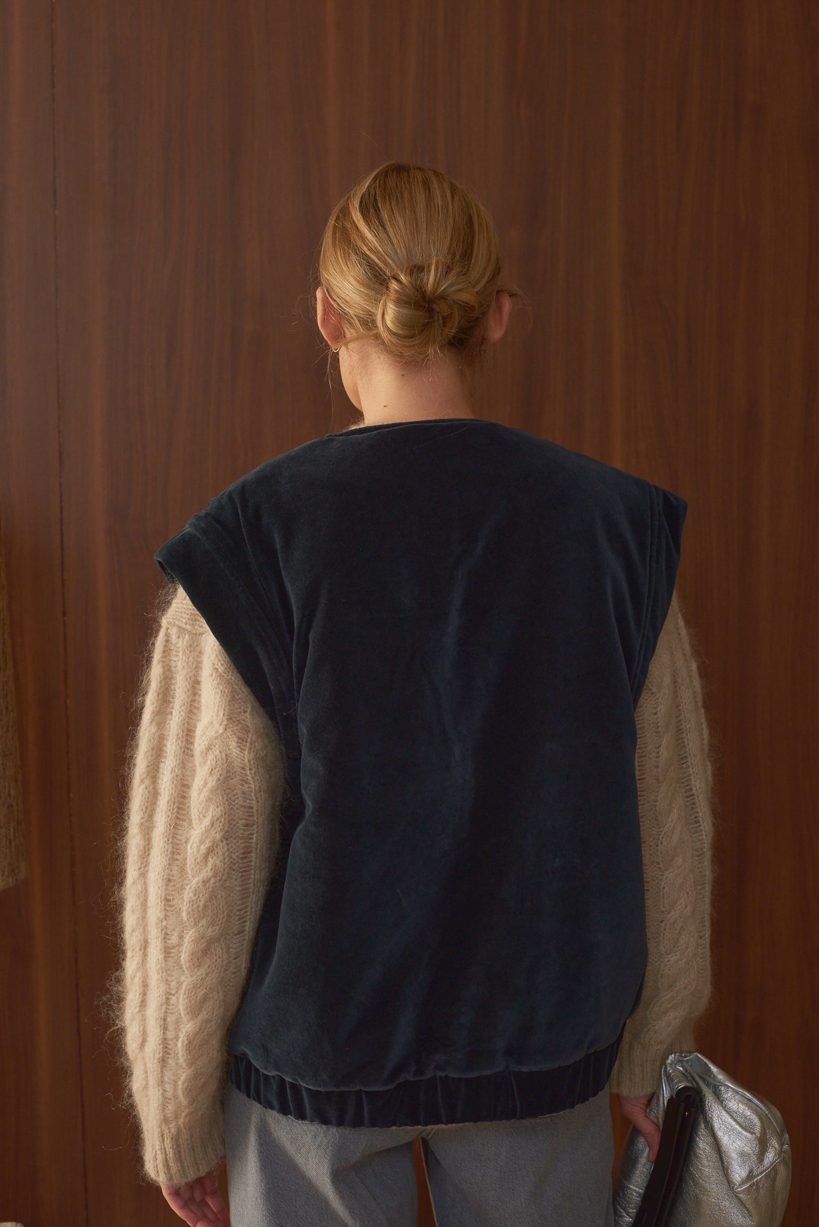 Vue de dos veste sans manches femme velours indigo Marlot Paris pull écru