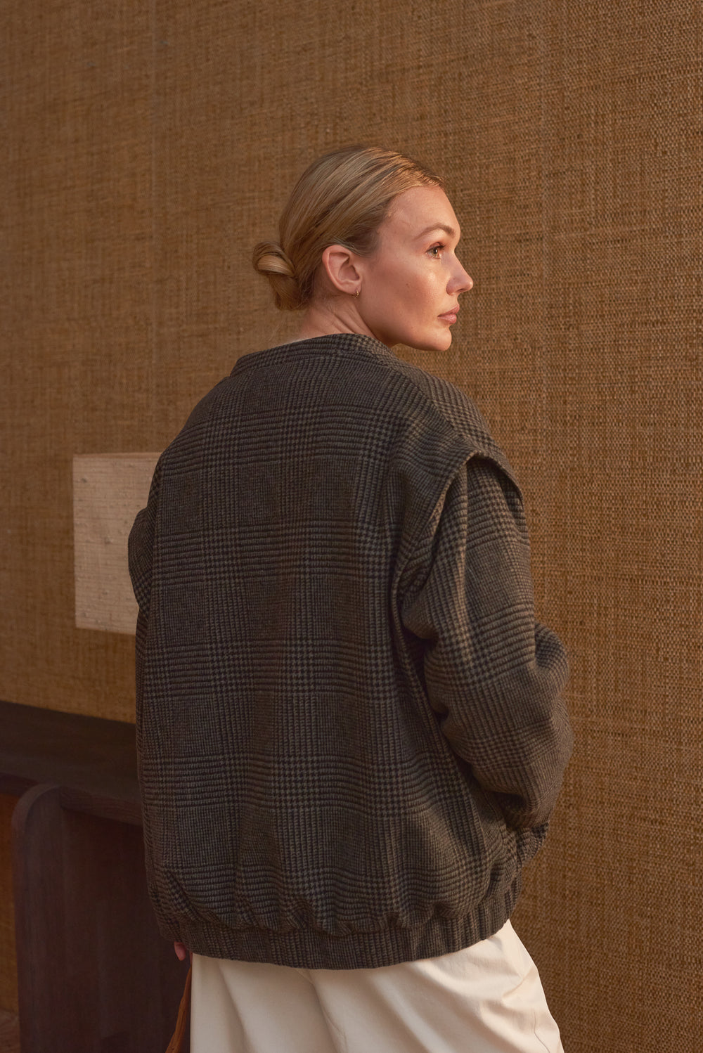 Vue de dos manteau femme carreaux gris coupe courte blouson Marlot Paris.