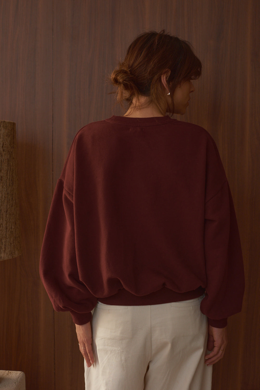 Vue de dos sweat femme Romy brun Marlot Paris pantalon blanc