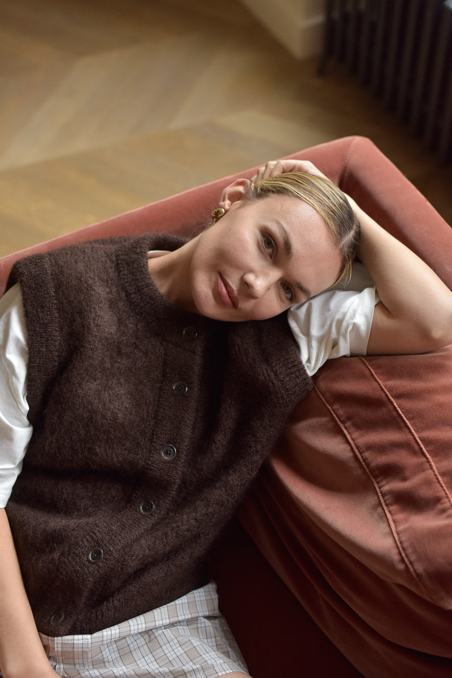 Portrait femme canapé velours gilet sans manche mohair marron Marlot Paris. 