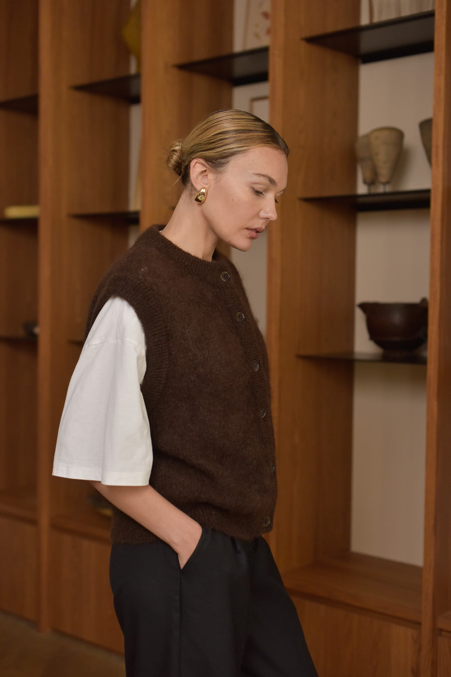 Femme profil portant gilet sans manches mohair brun Marlot Paris. 