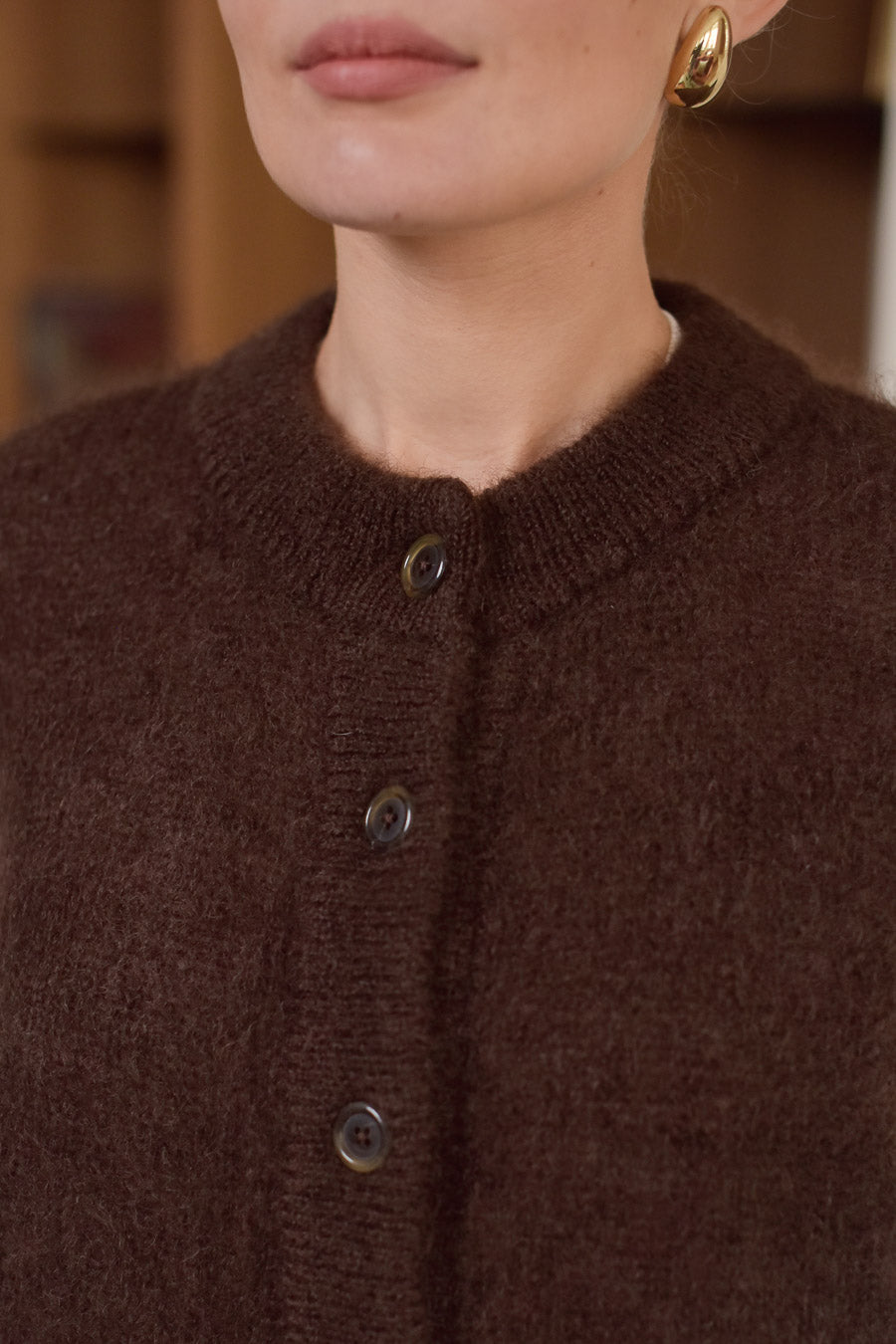 Détail col et bouton gilet femme mohair chocolat Marlot Paris. 