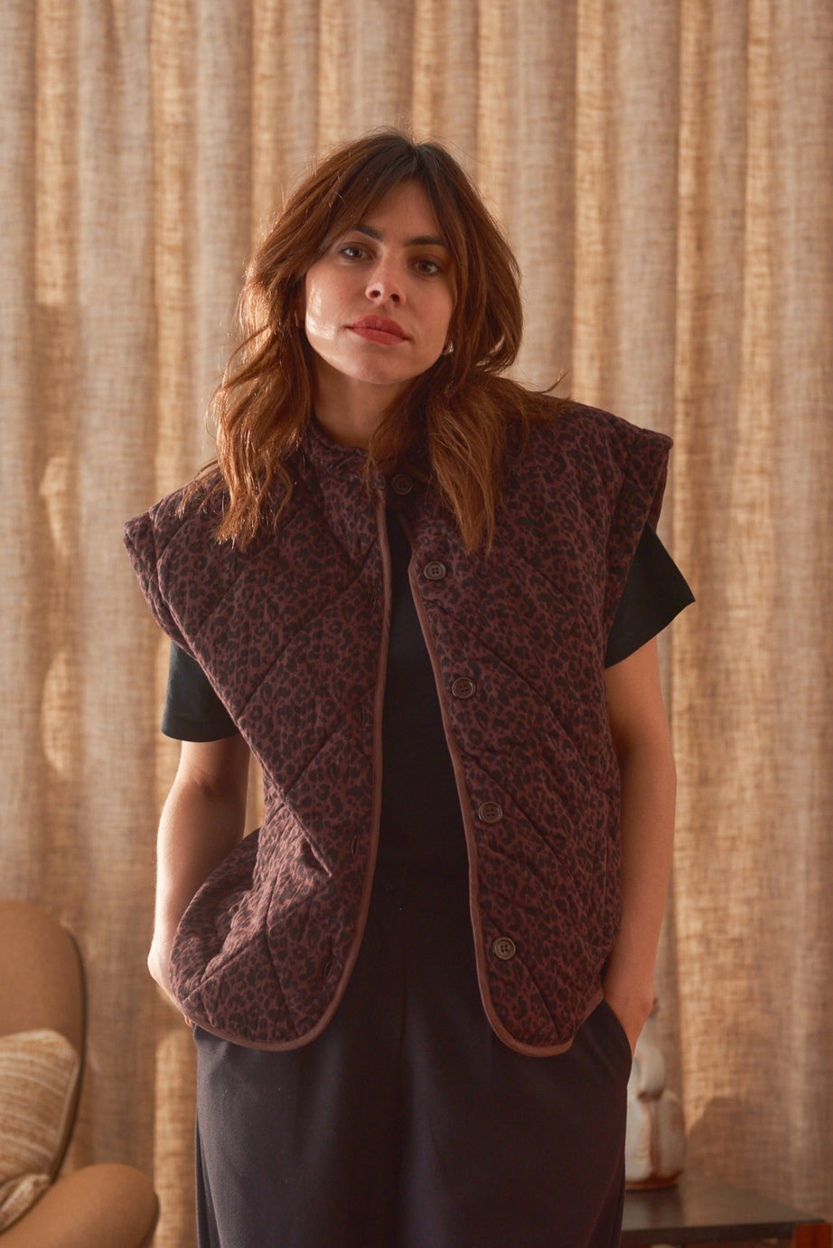 Look femme gilet sans manche matelassé léopard brun Marlot Paris. 