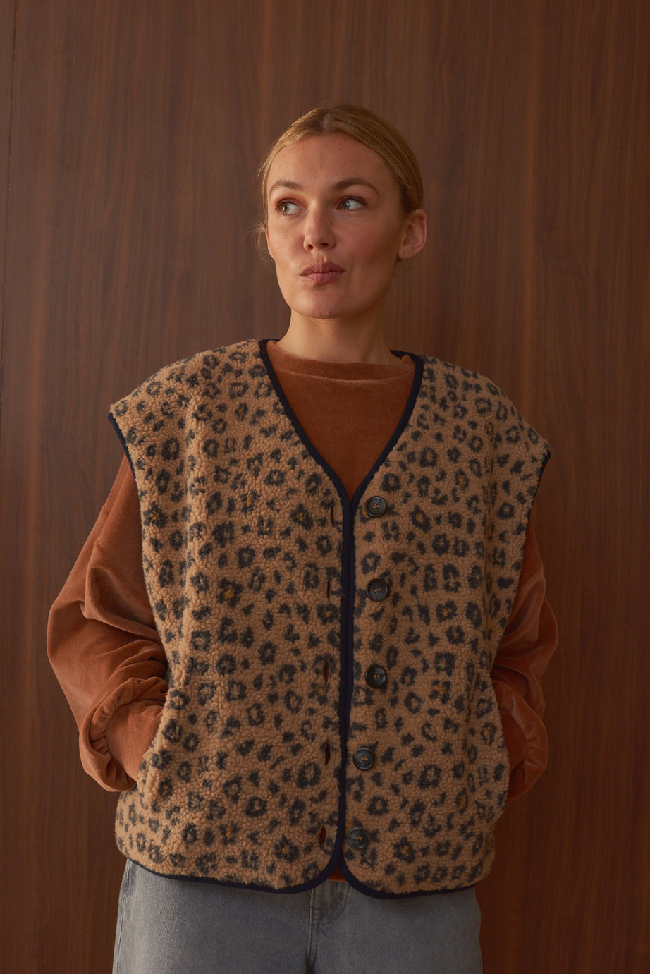Look femme gilet moumoute léopard sweat velours moka Marlot Paris.