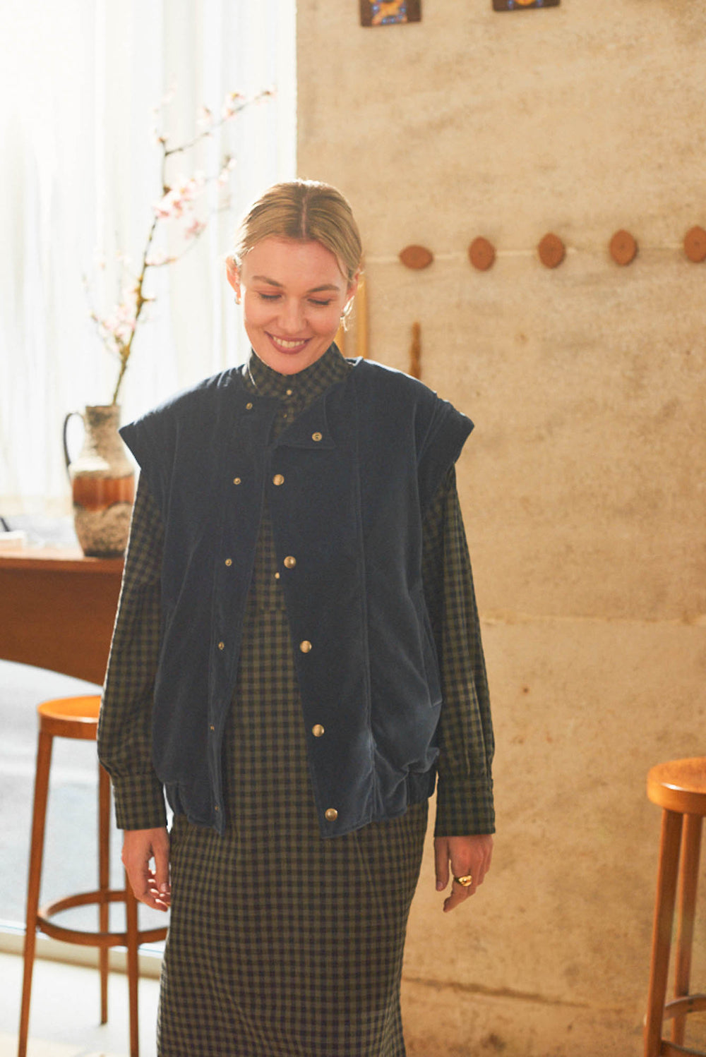 Look femme robe longue vicky kaki et gilet sans manche velours indigo Marlot Paris.