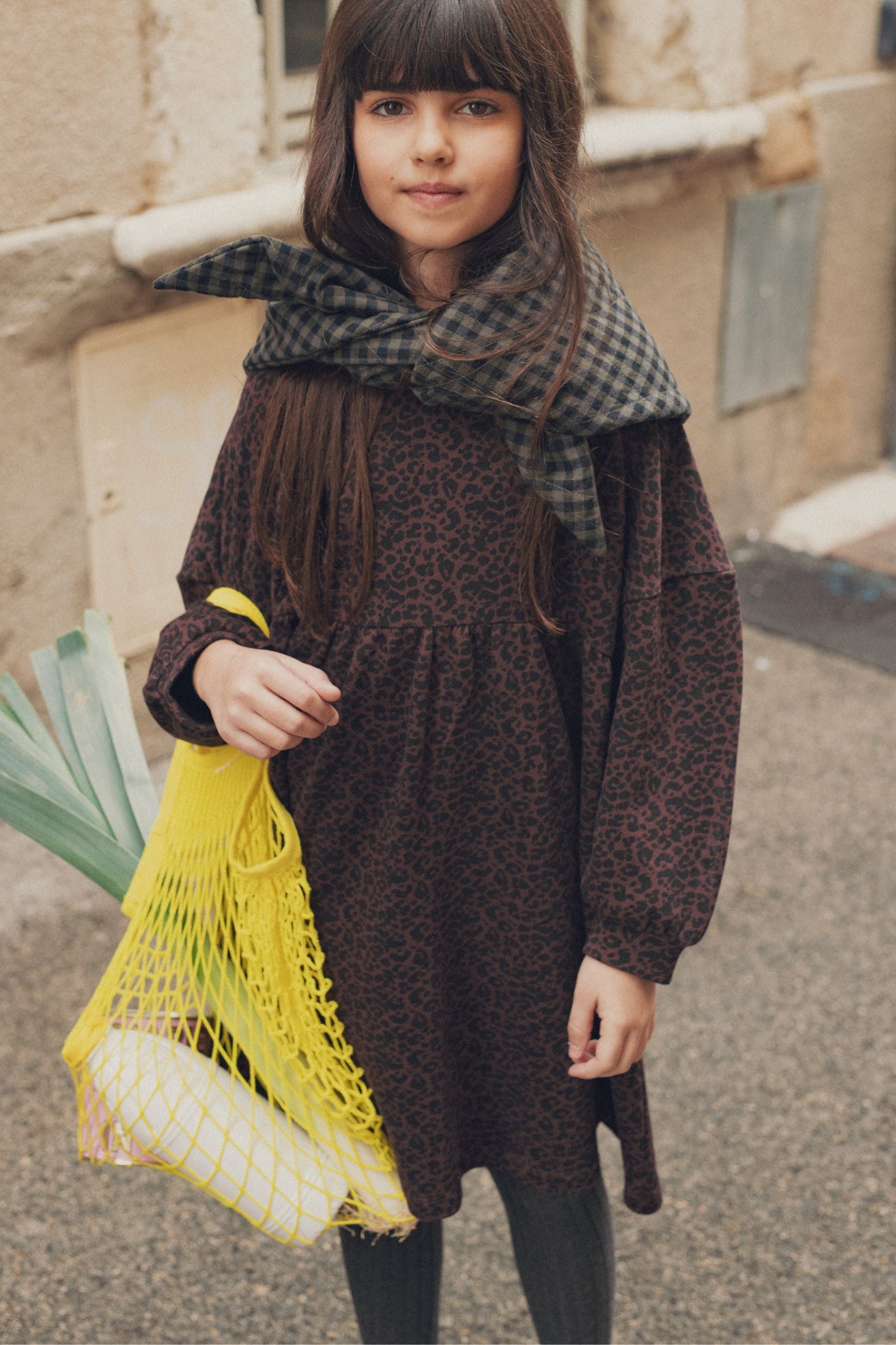 Portrait fillette portant robe léopard choco Marlot Paris filet jaune foulard carreaux.