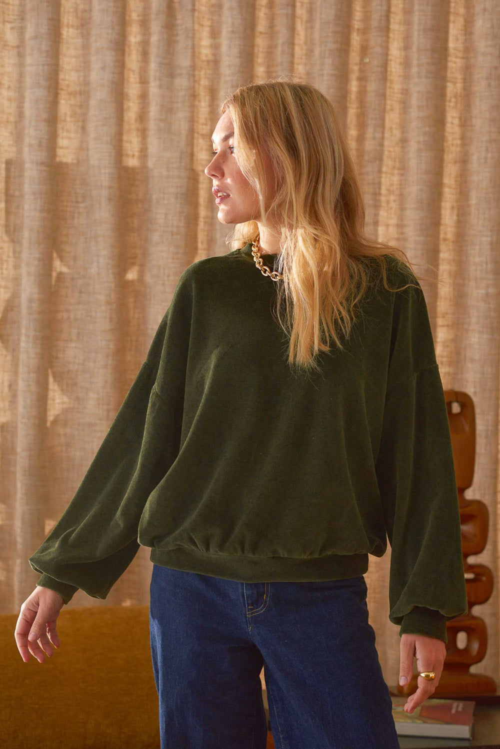 Look femme portant sweat en velours kaki et jean brut Marlot Paris.