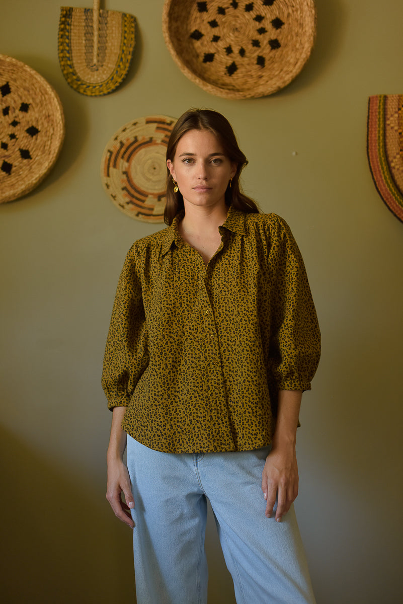 portrait femme chemise léopard gaze de coton marlot paris