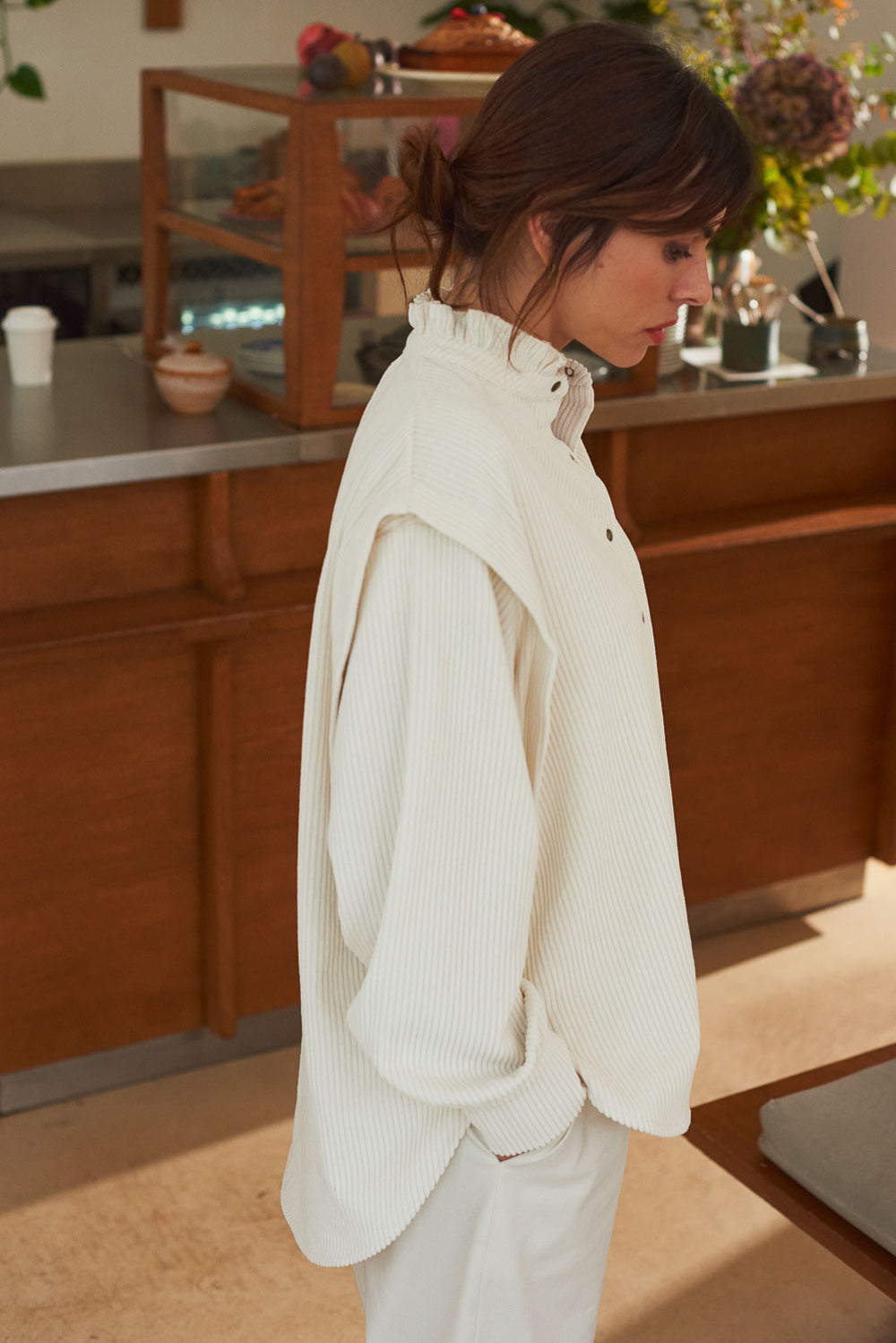 Vue de profil chemise femme velours côtelé blanc col à volants Marlot Paris.