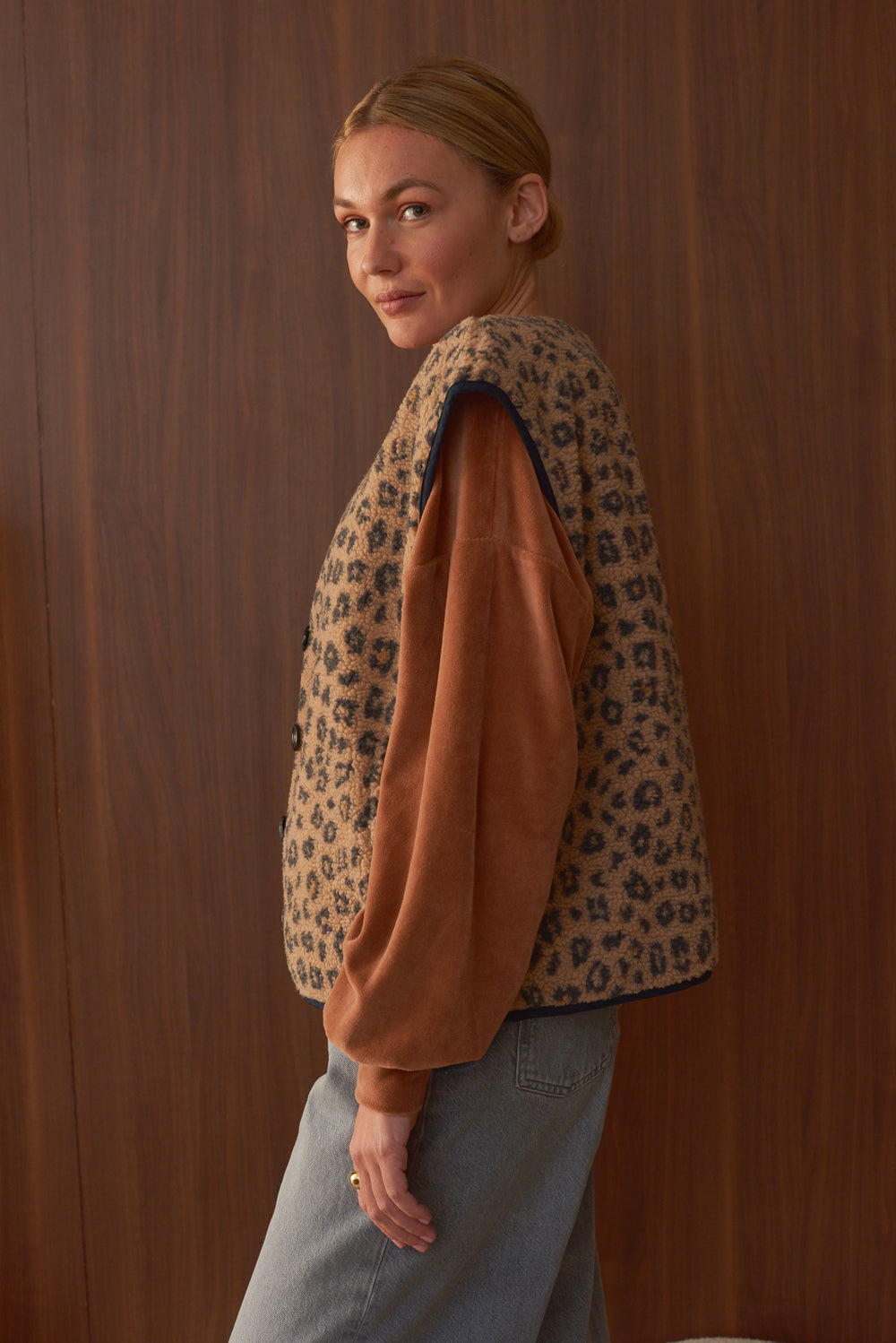 Vue de profil gilet femme moumoute léopard Marlot Paris.