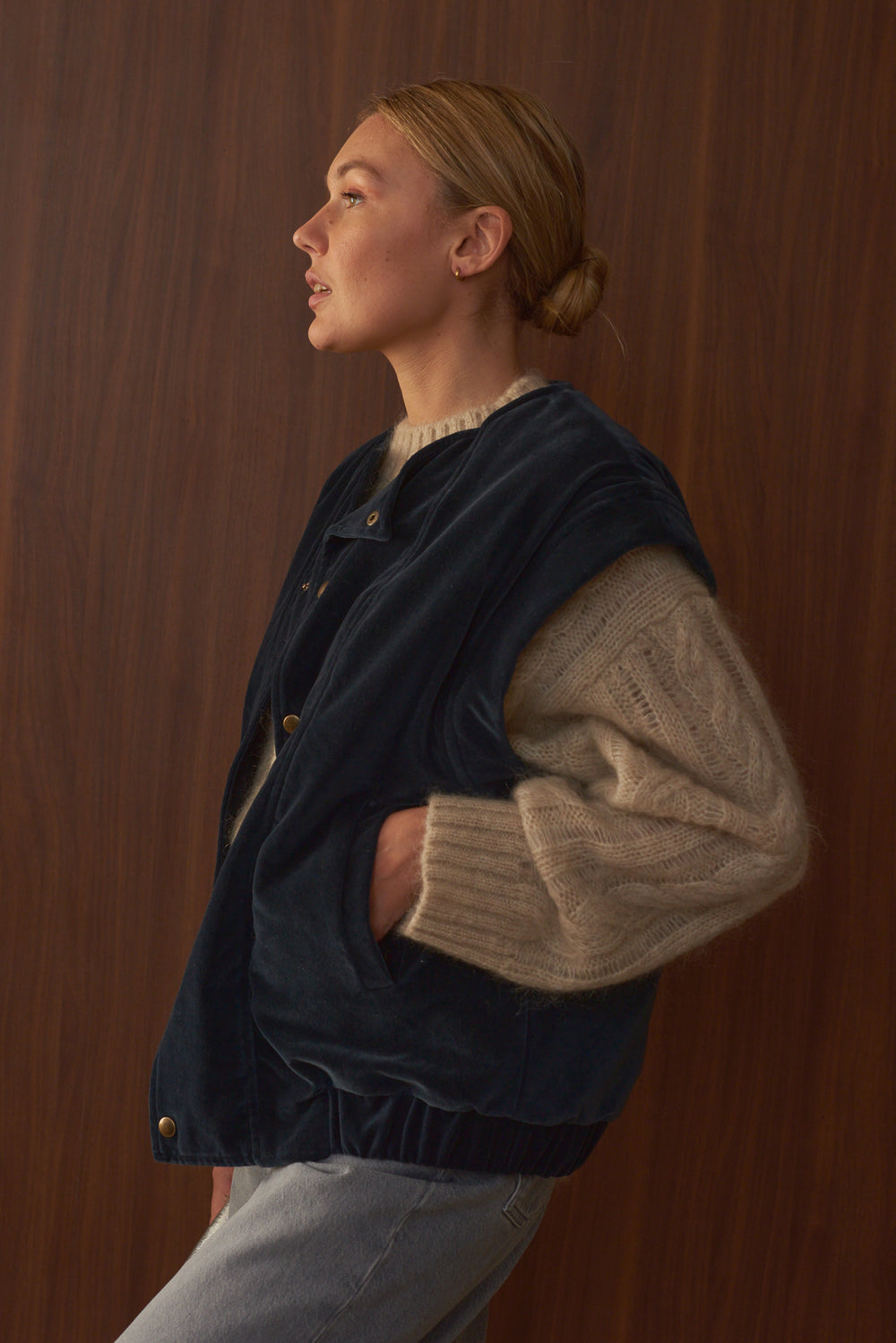 Vue de profil veste sans manche femme joanne indigo velours Marlot Paris