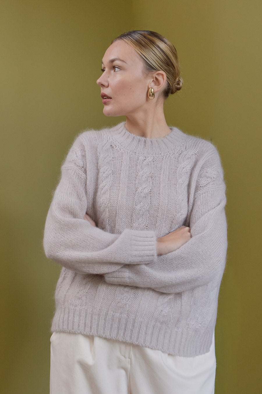 Détail maille torsade pull femme beige mohair Marlot Paris. 