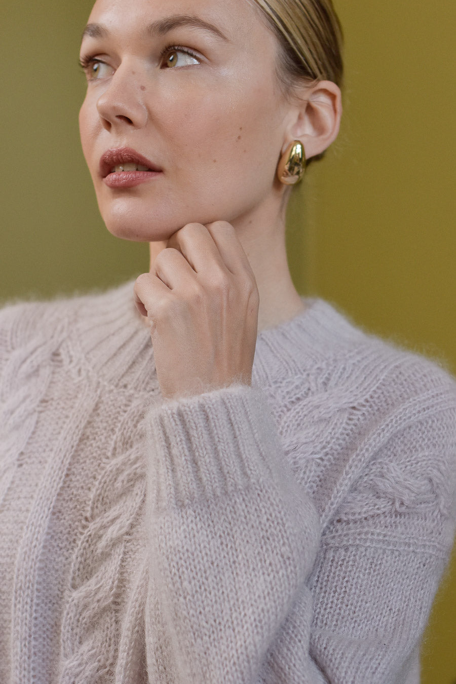 Détail poignet pull beige mohair femme Marlot Paris. 