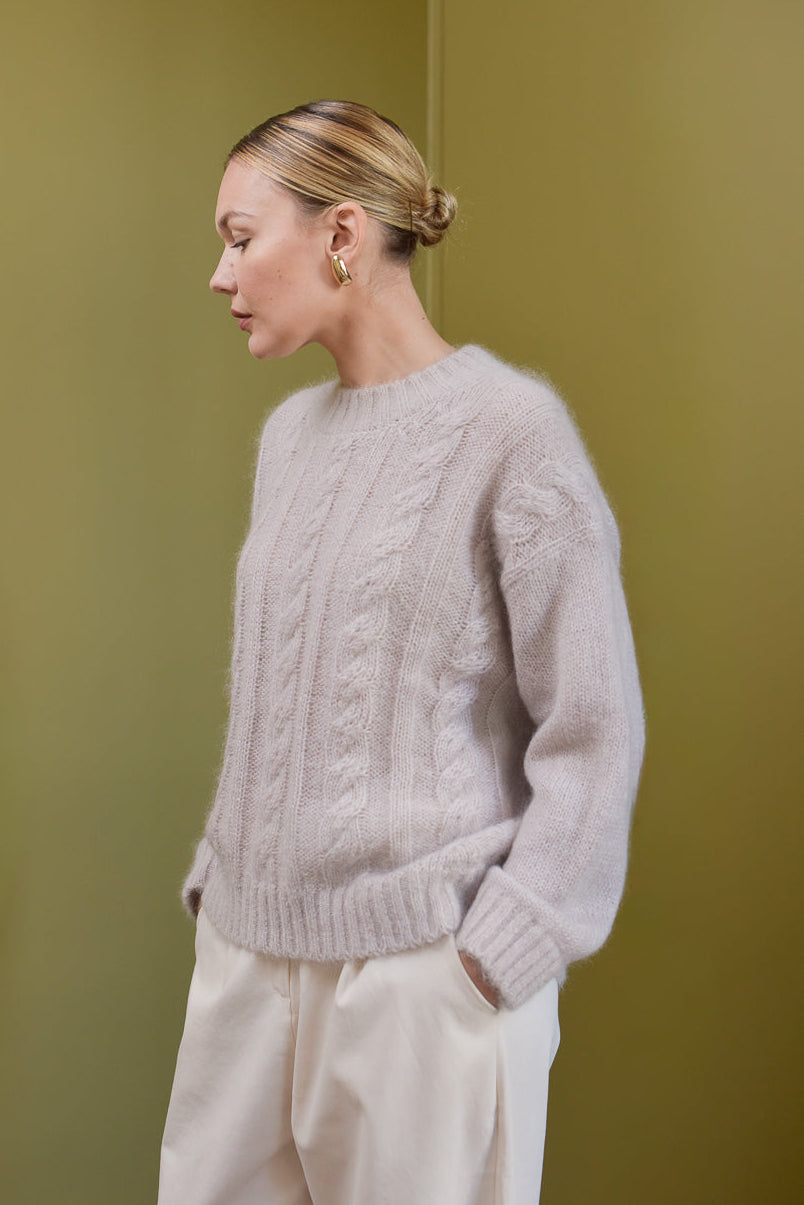 Vue de profil femme portant pull beige mohair torsadé Marlot Paris. 