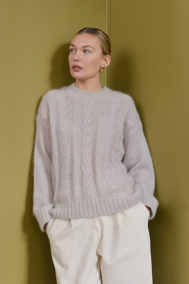 Portrait femme pull beige mohair torsadé pantalon blanc Marlot Paris. 