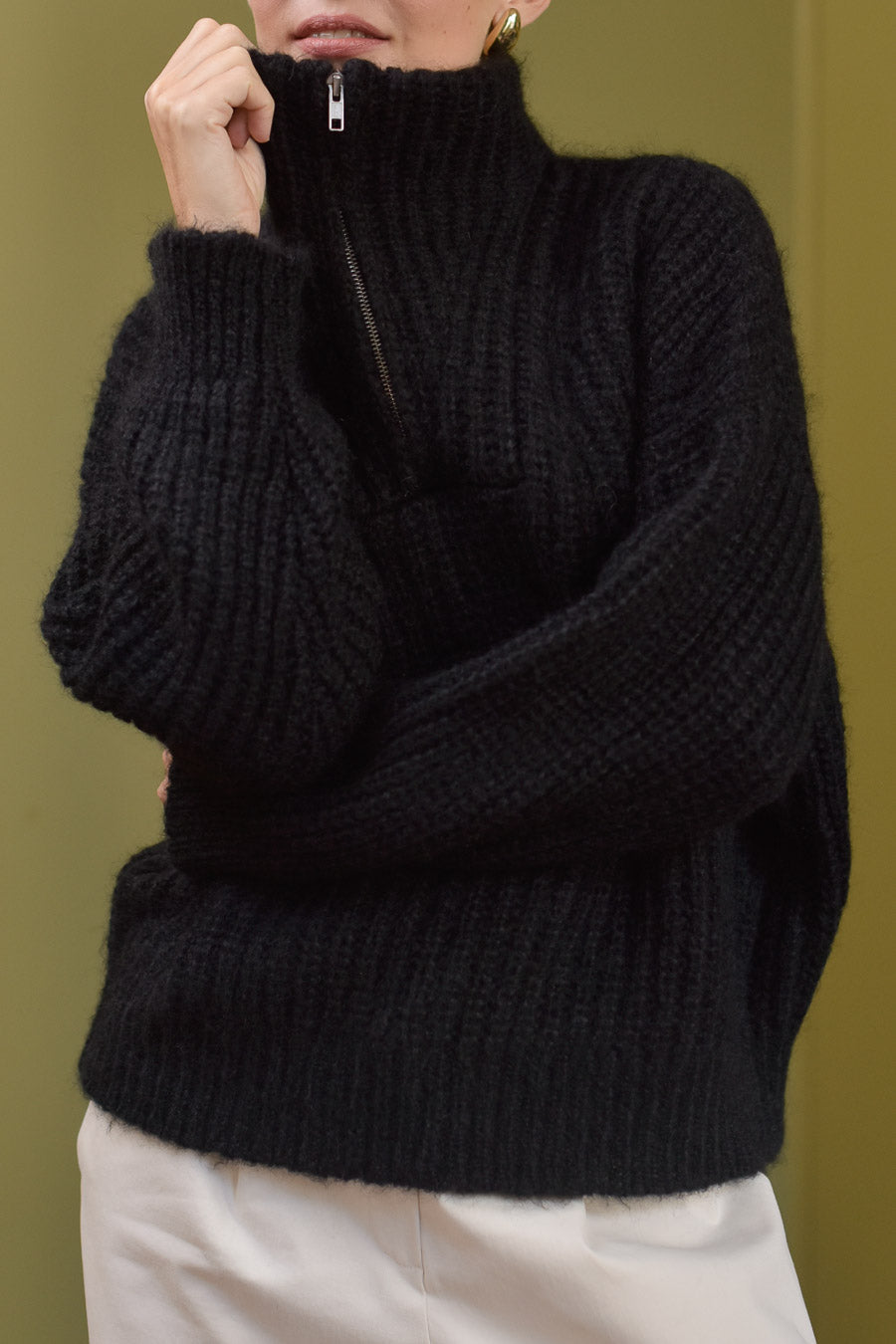 Zoom col et manche pull femme noir col camionneur Marlot Paris. 