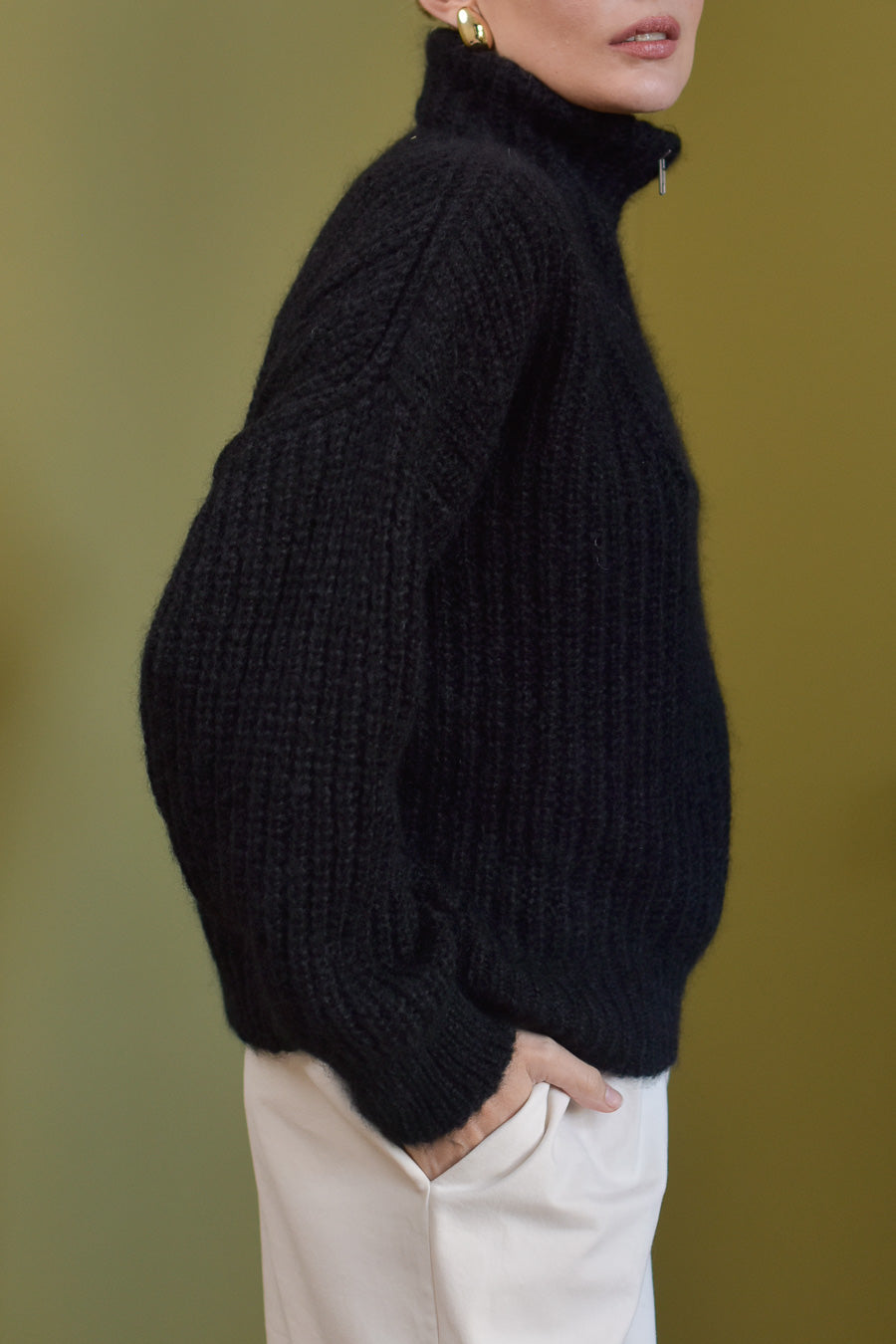 Vue de profil pull femme col camionneur noir Marlot Paris.