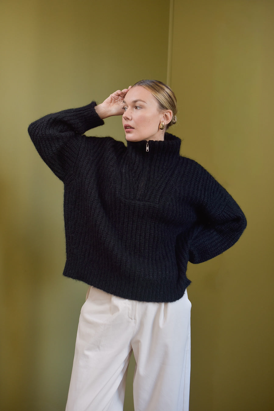 Portrait femme pull noir camionneur pantalon blanc Marlot Paris.