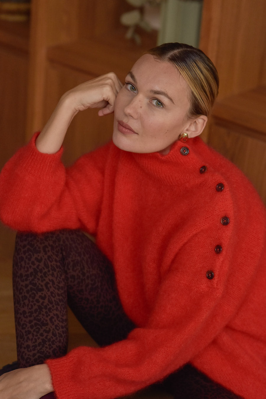 Zoom boutons col pull femme rouge mohair Marlot Paris. 