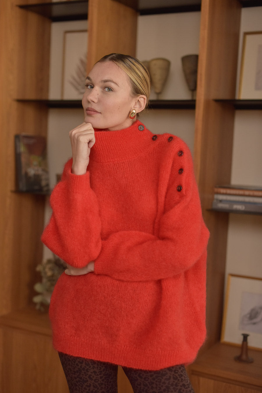 Portrait femme portant pull rouge mohair boutons épaule Marlot Paris. 