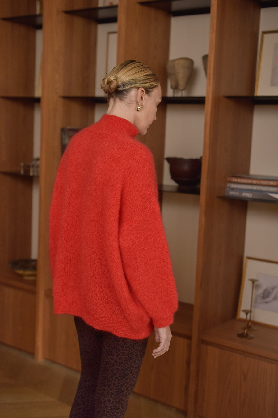 Vue de dos pull femme rouge mohair coupe loose Marlot Paris. 