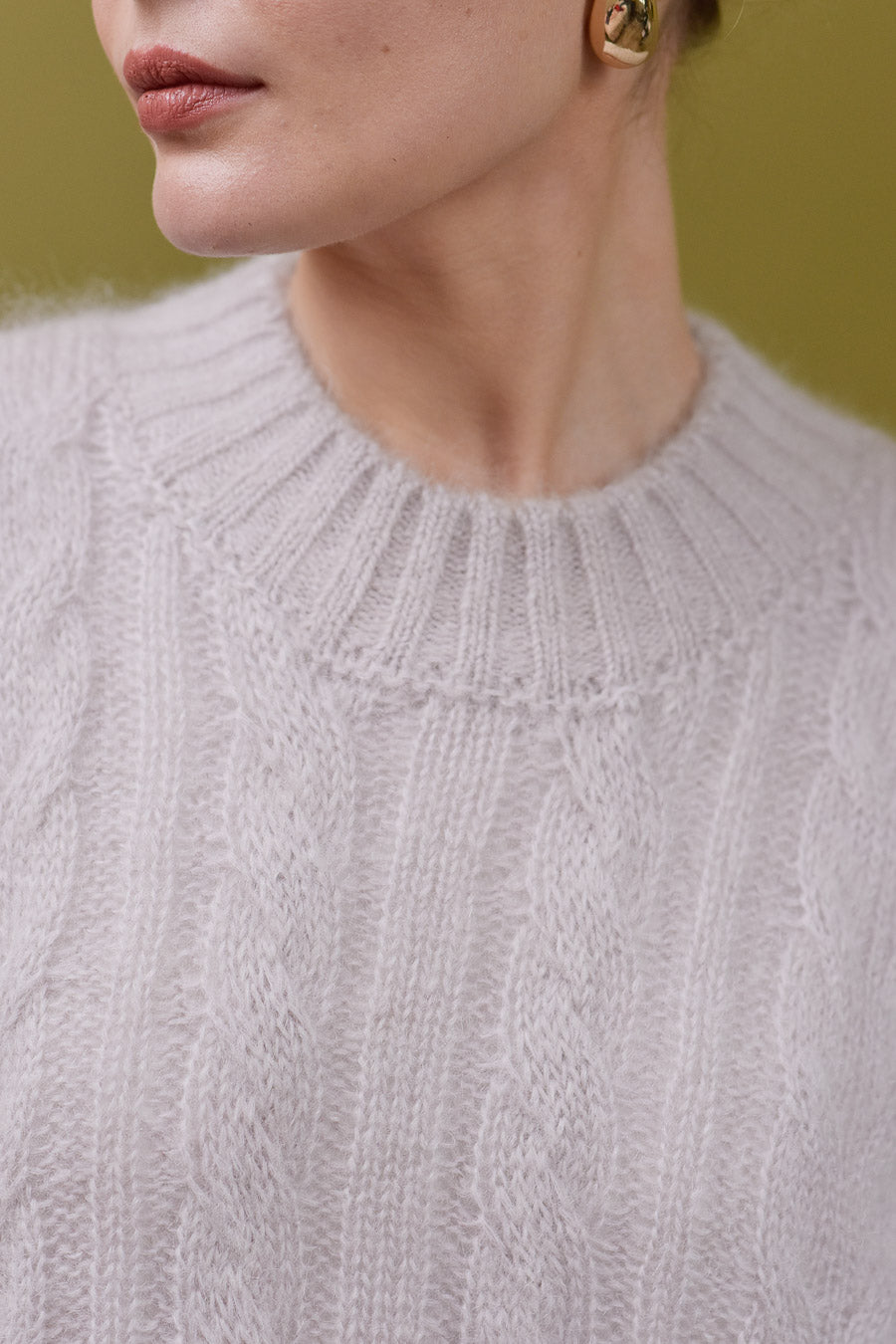 Zoom col rond pull femme beige Marlot Paris boucles d'oreilles.