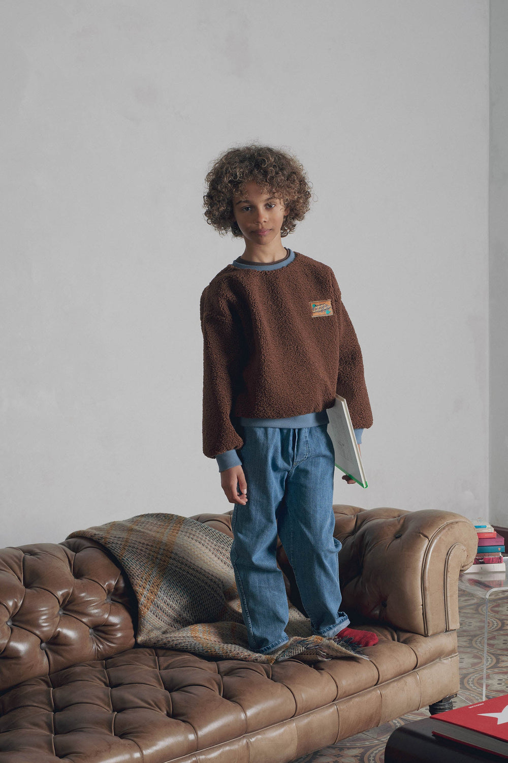 Look garçon sweat sherpa marron jean décor canapé Marlot Paris