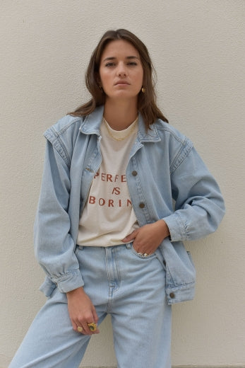look femme tee-shirt message et veste jean clair marlot paris 