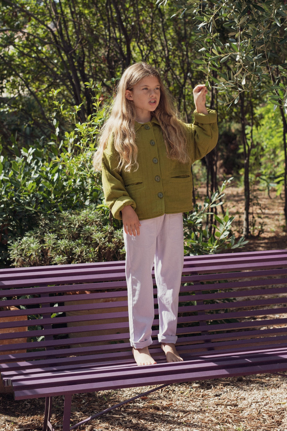 fillette portant veste kaki gaze de coton pantalon prune debout sur banc marlot paris